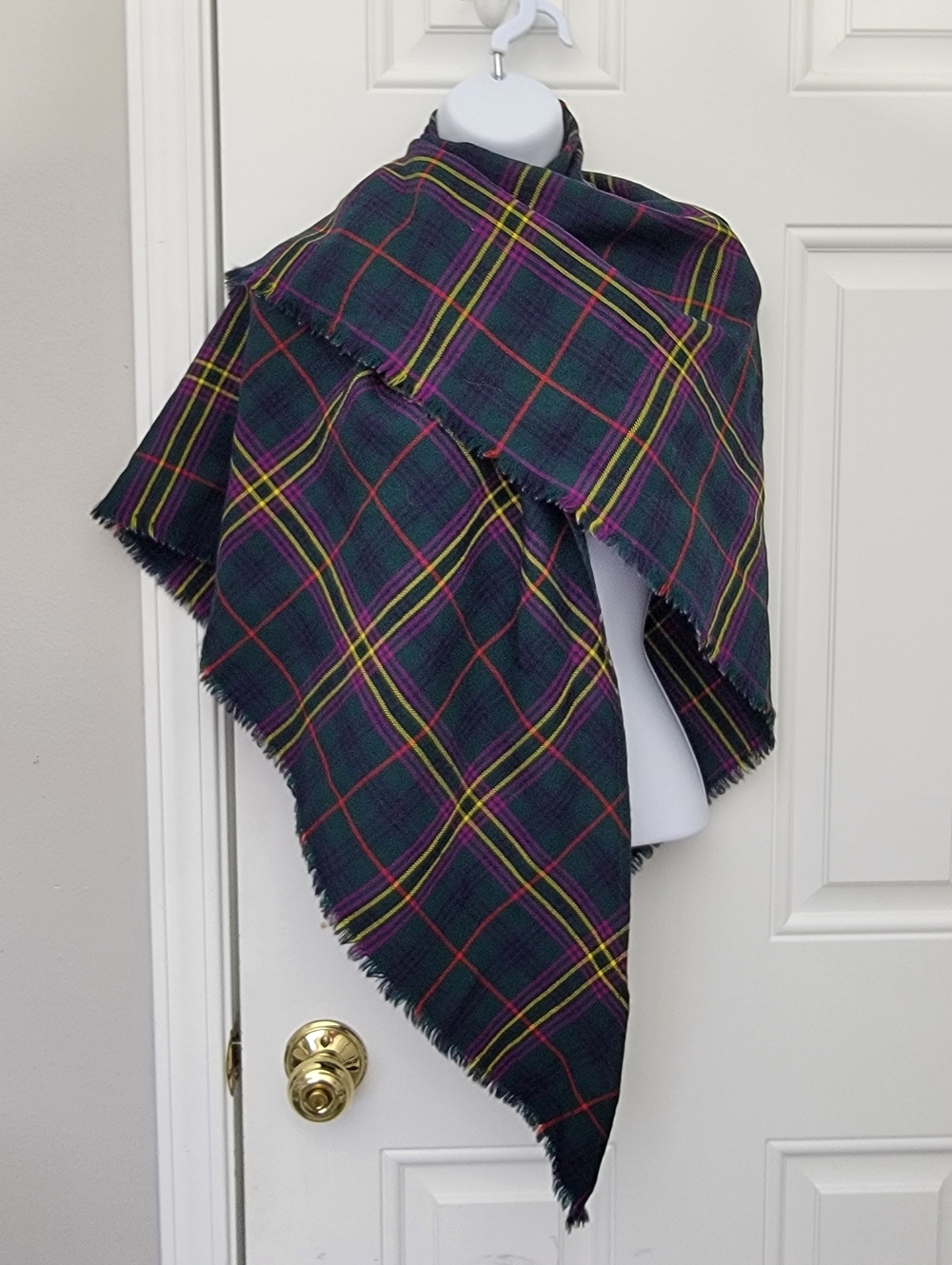Bonda Vintage Tartan Plaid Large Triangle Scarf Fringe 100% Wool Yarmouth
